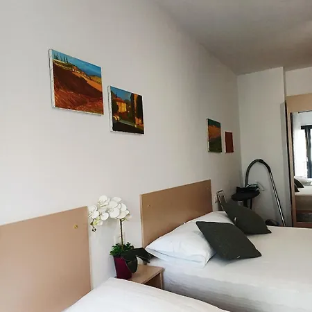 Mimoza's Apartment- In The Center Near The Pyramid Appartement Tirana